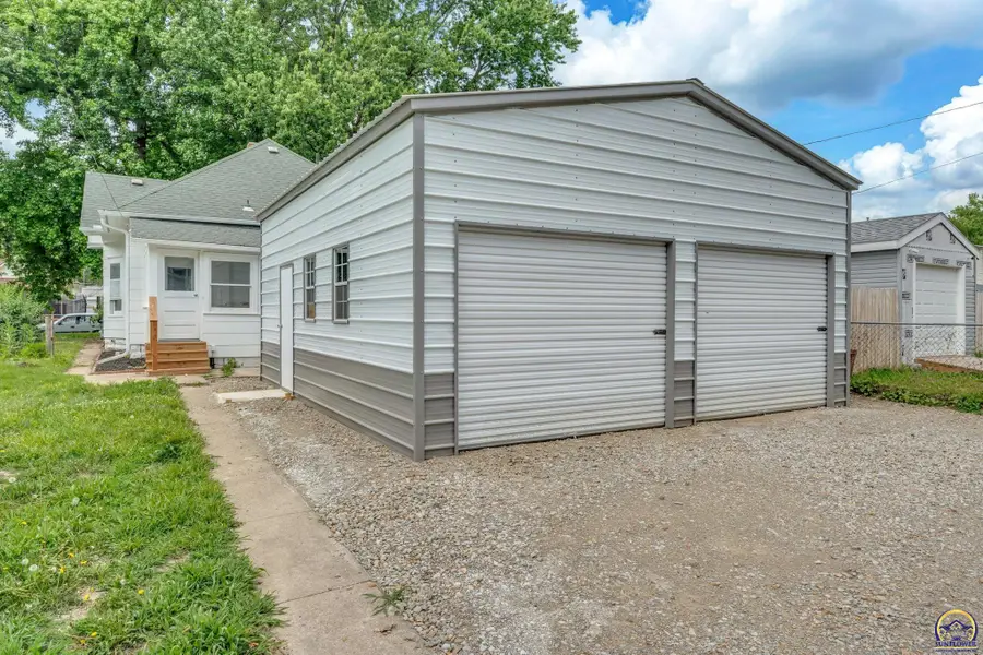 418 NE Wilson Ave, Topeka, KS 66616 - #2