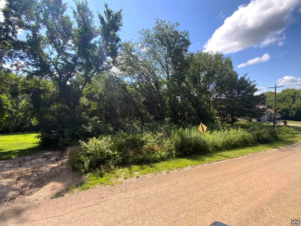 6373 Rock Creek Dr, Ozawkie, KS 66070 - #1