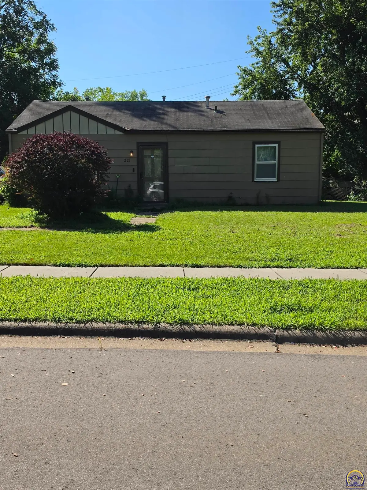 221 SE 35th Ter, Topeka, KS 66605 - #1