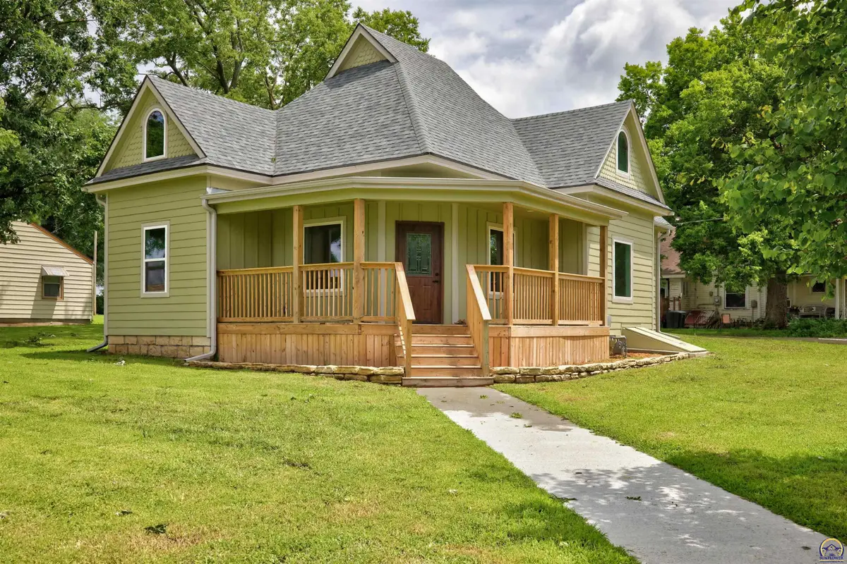 100 E 8th St, Onaga, KS 66521 - #1