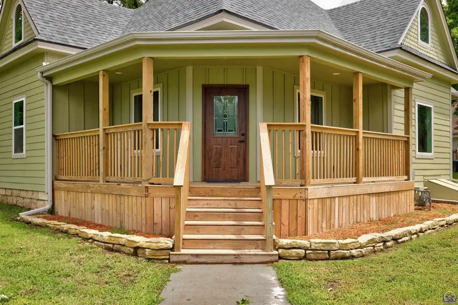 100 E 8th St, Onaga, KS 66521 - #2
