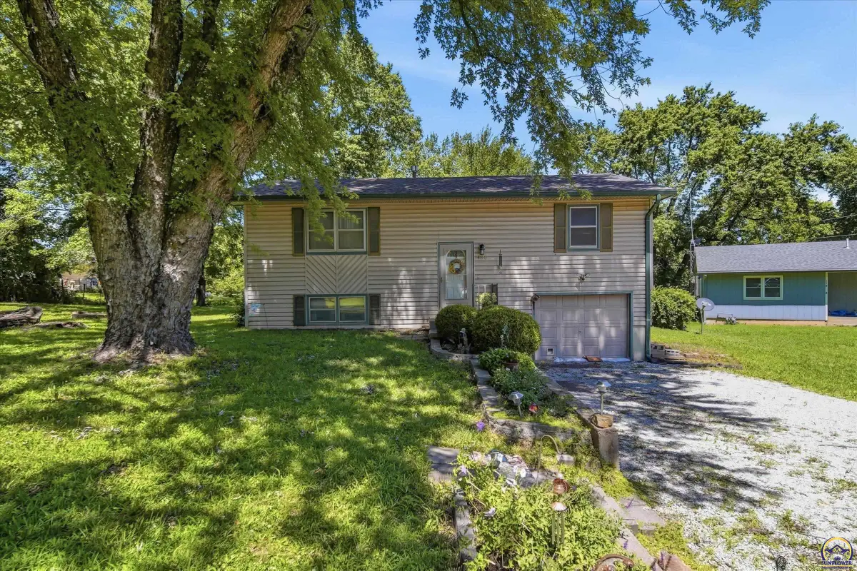 120 W Tucker Ct, Carbondale, KS 66414 - #1
