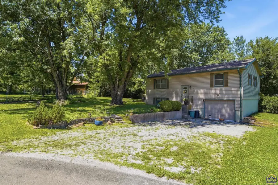 120 W Tucker Ct, Carbondale, KS 66414 - #2
