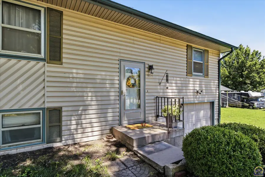 120 W Tucker Ct, Carbondale, KS 66414 - #3