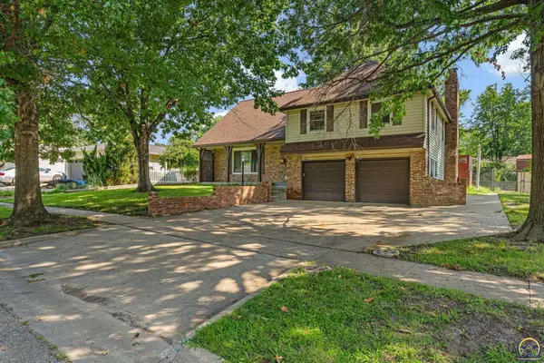 1950 SW Navajo Ln, Topeka, KS 66604