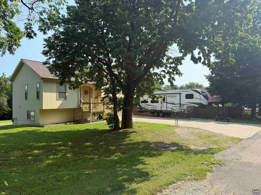 508 10th St, Valley Falls, KS 66088 - #3