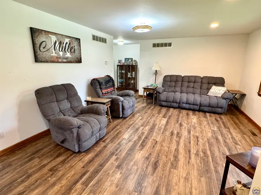 909 S 12th St, Sabetha, KS 66534 - #2
