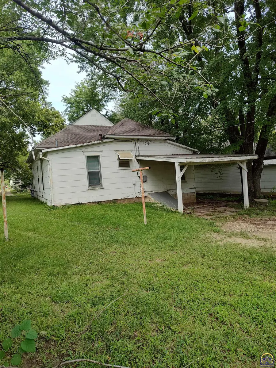609 W 3rd St, Holton, KS 66436 - #2