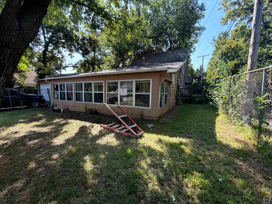 1415 SE 25th St, Topeka, KS 66605 - #2