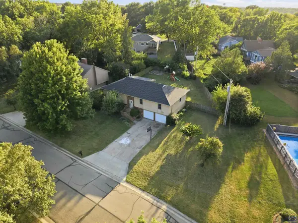 3809 SW Nottingham Rd, Topeka, KS 66610