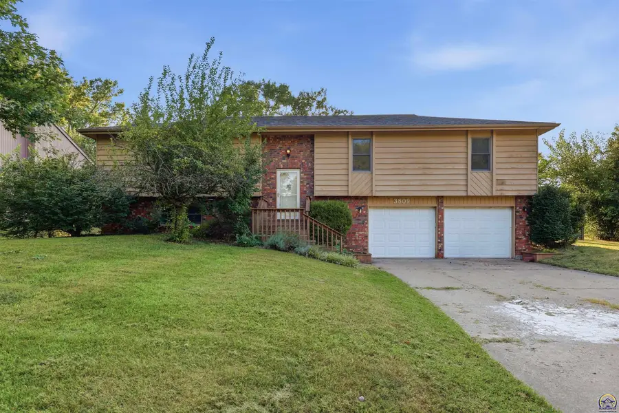 3809 SW Nottingham Rd, Topeka, KS 66610 - #2