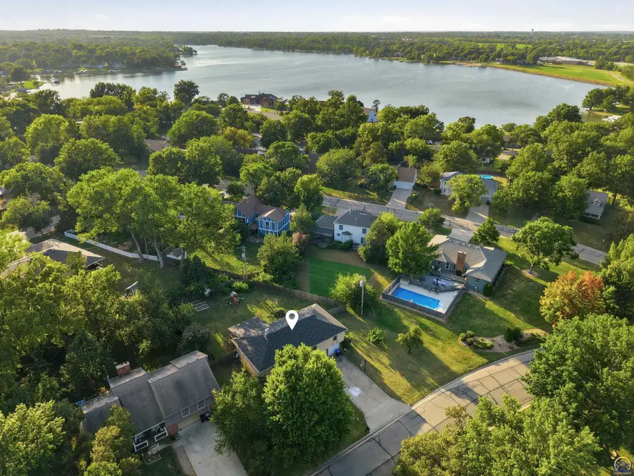 3809 SW Nottingham Rd, Topeka, KS 66610 - #3