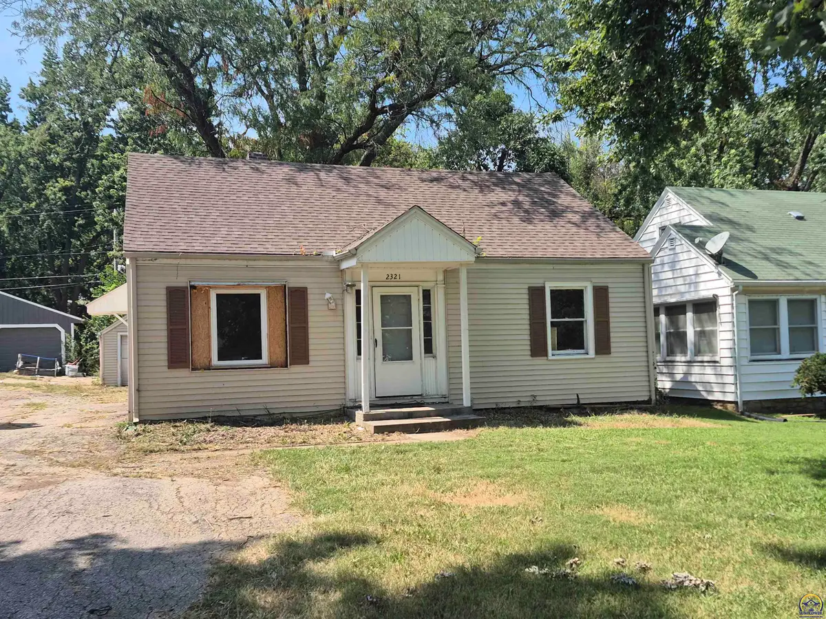 2321 SE Maryland Ave, Topeka, KS 66605 - #1