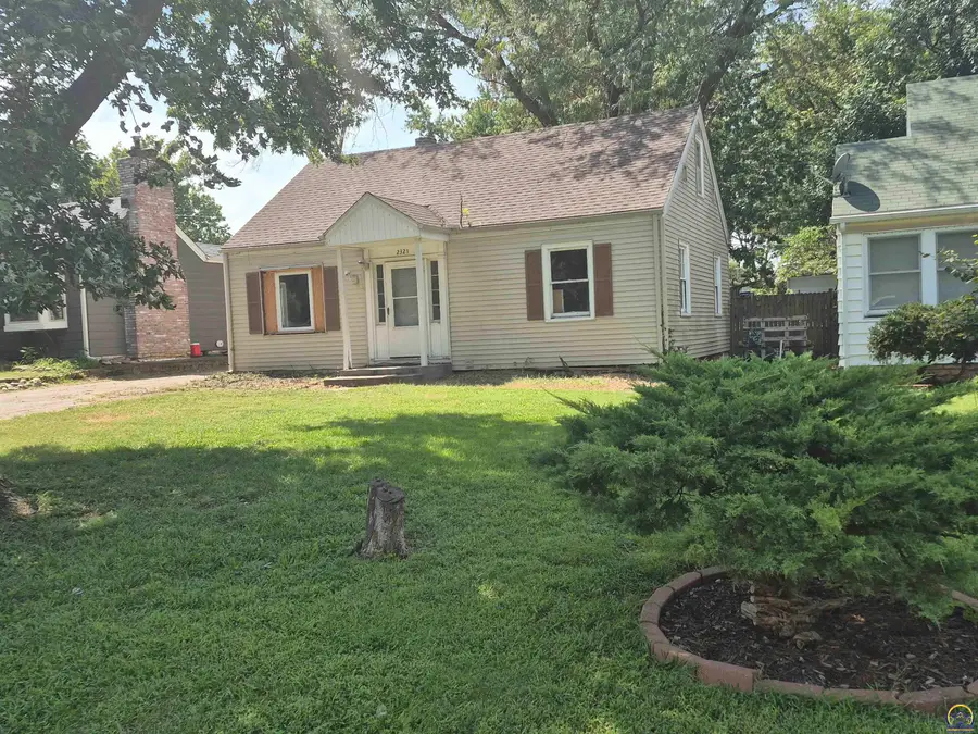2321 SE Maryland Ave, Topeka, KS 66605 - #2