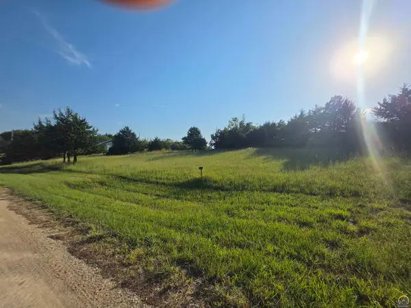11312 Lakeview Dr, Manhattan, KS 66503