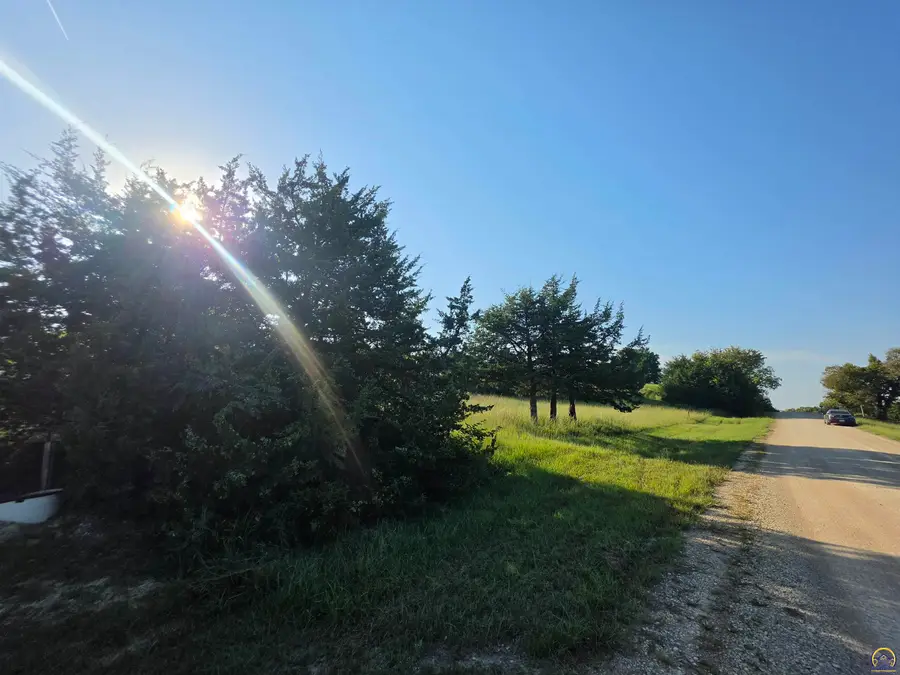 11312 Lakeview Dr, Manhattan, KS 66503 - #3