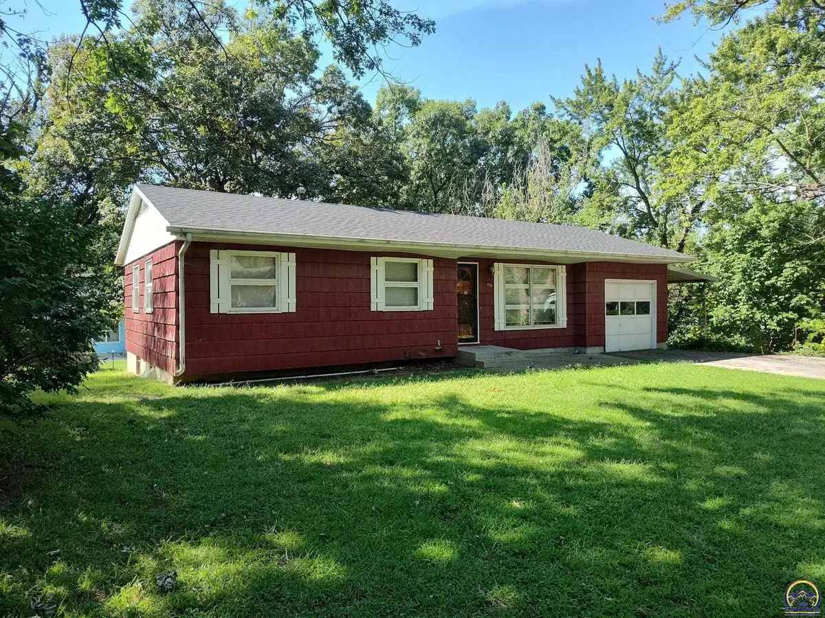 430 Hillcrest Dr, Holton, KS 66436 - #1