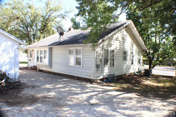 3228 SE 6th St, Topeka, KS 66607