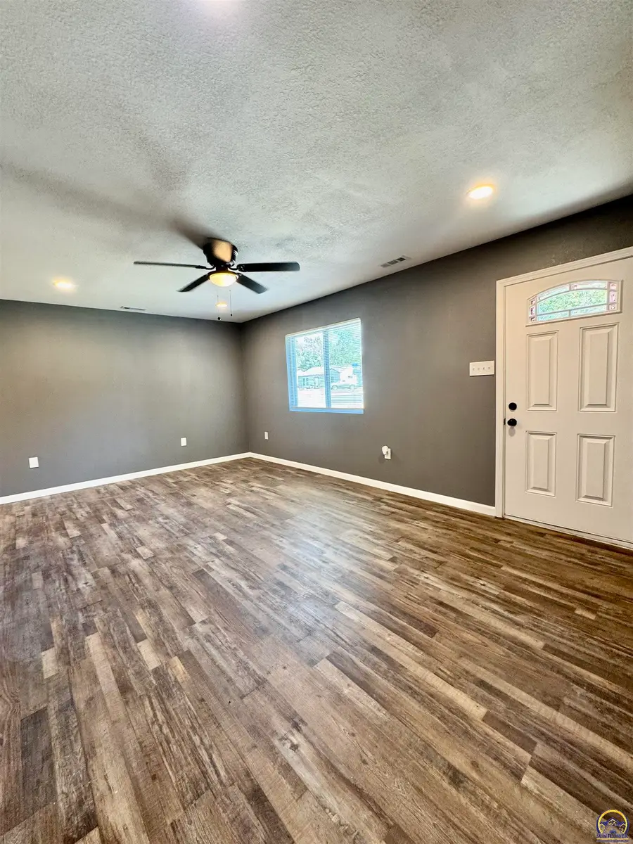 3359 SE Irvingham St, Topeka, KS 66605 - #2