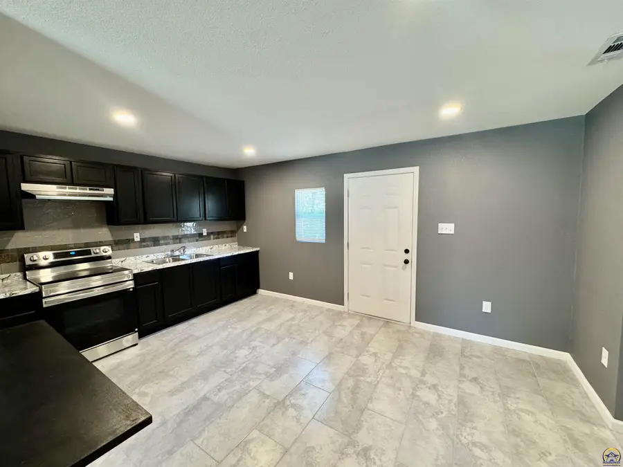 3359 SE Irvingham St, Topeka, KS 66605 - #3