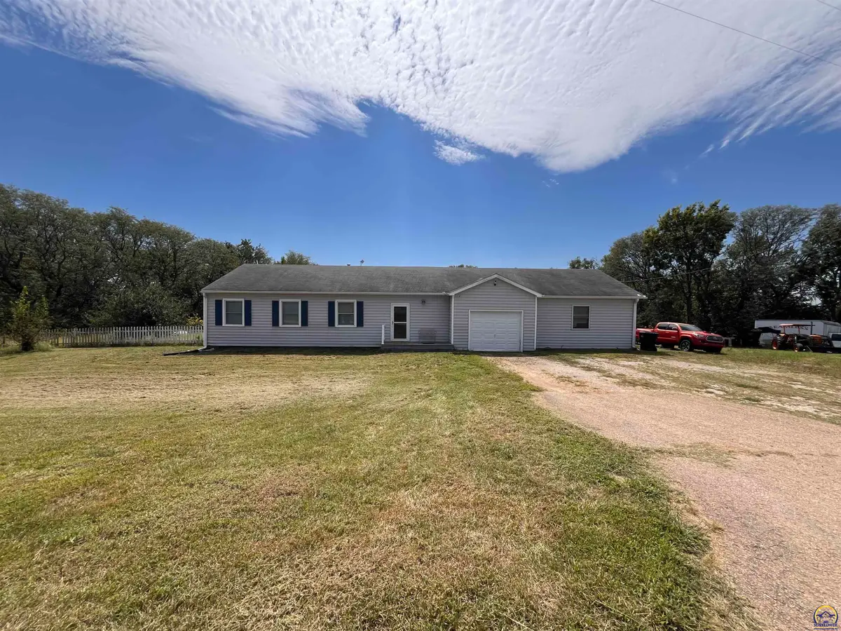 621 SW 85th St, Wakarusa, KS 66546 - #1