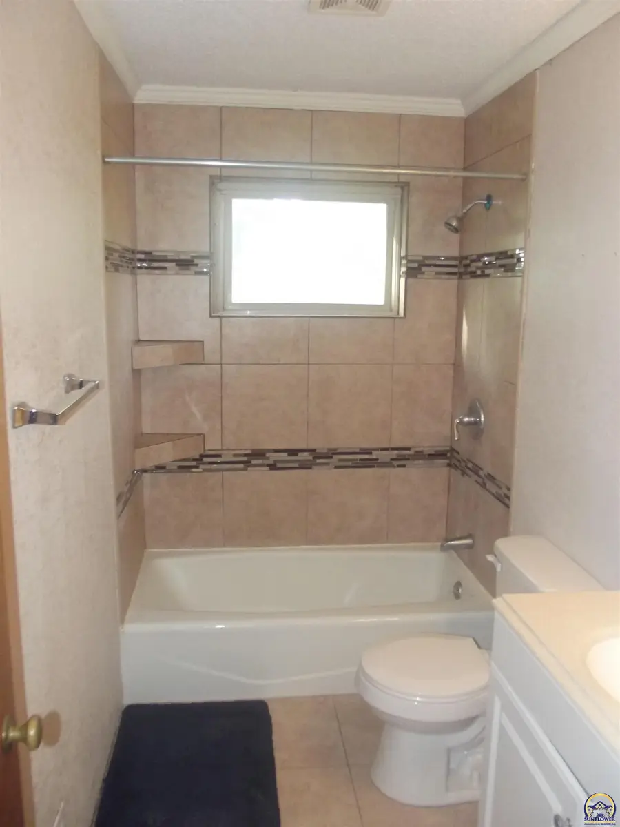 330 SW Yorkshire Rd, Topeka, KS 66606 - #2