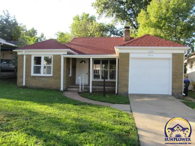 2215 SW 8th Ave, Topeka, KS 66605 - #2