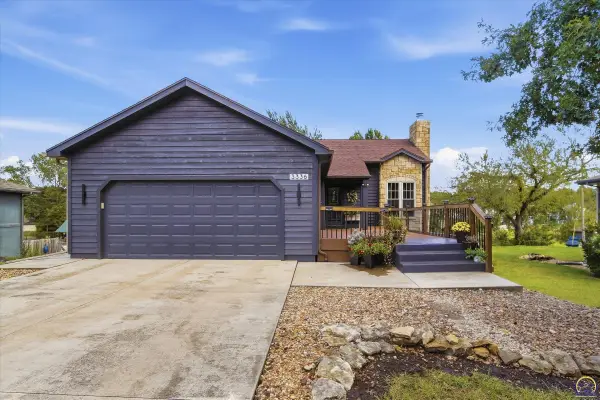 3336 SE Meadowview Dr, Topeka, KS 66605