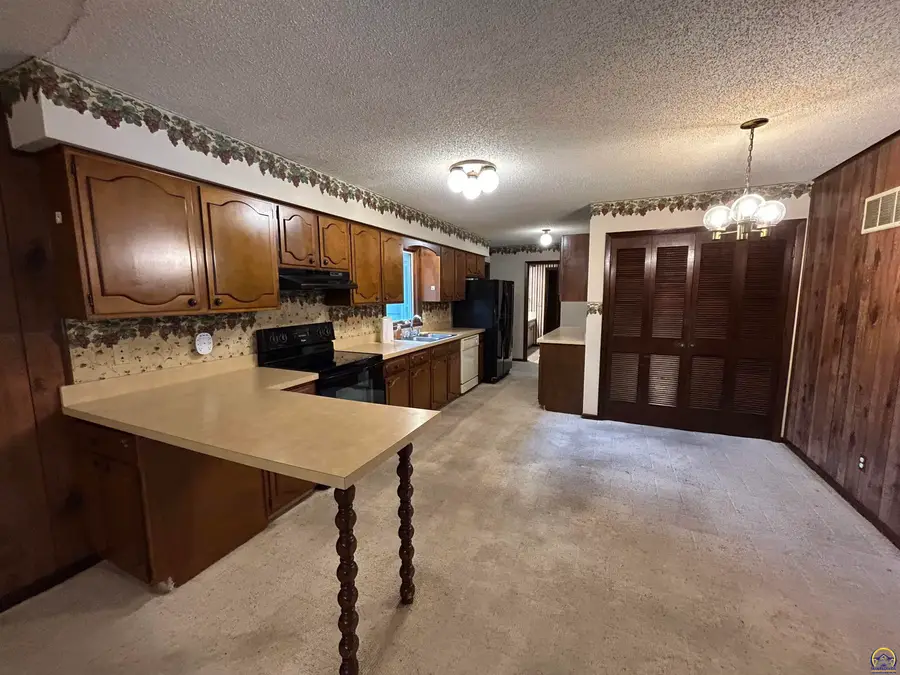 426 Comanche Dr, Holton, KS 66436 - #2