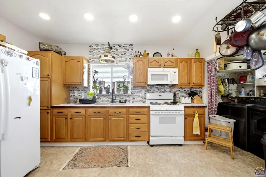 409 Elm St, Perry, KS 66073 - #3