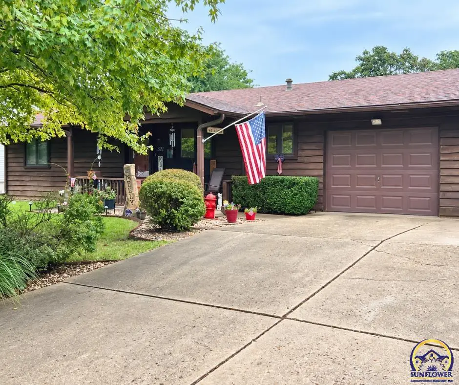 521 N 4th St, Carbondale, KS 66414 - #1