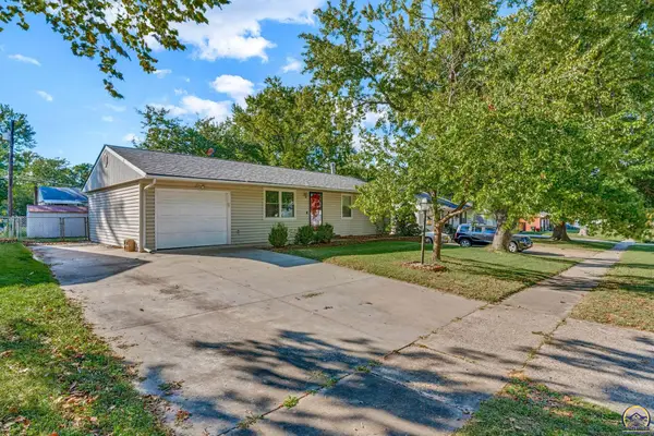 3129 SW Grand Ct, Topeka, KS 66614