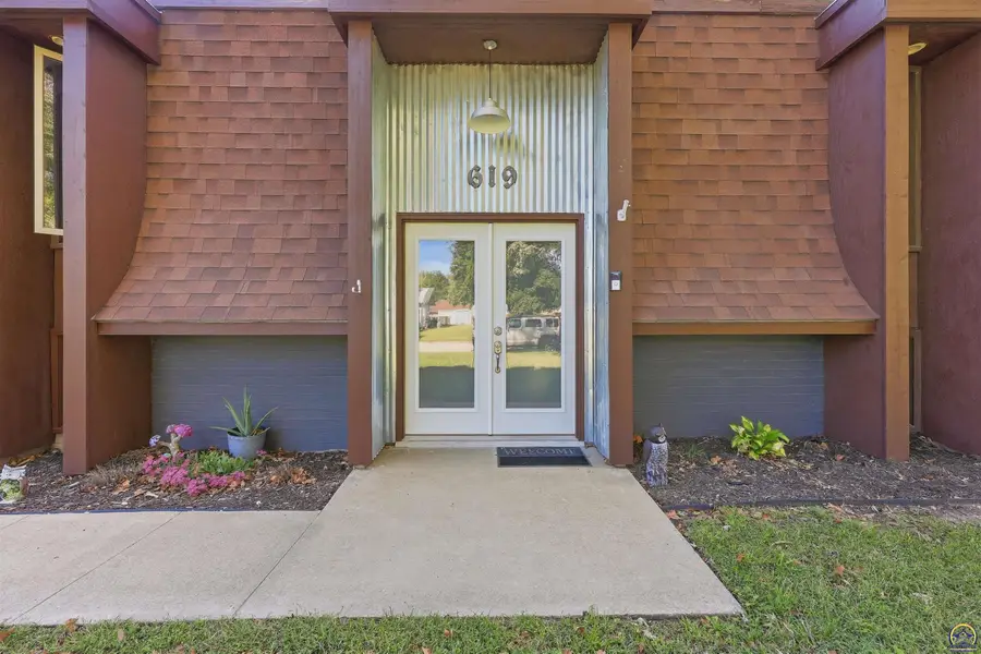 619 Walnut St, Silver Lake, KS 66539 - #2
