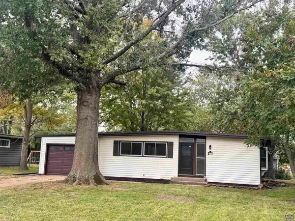 1909 SW 34th St, Topeka, KS 66611