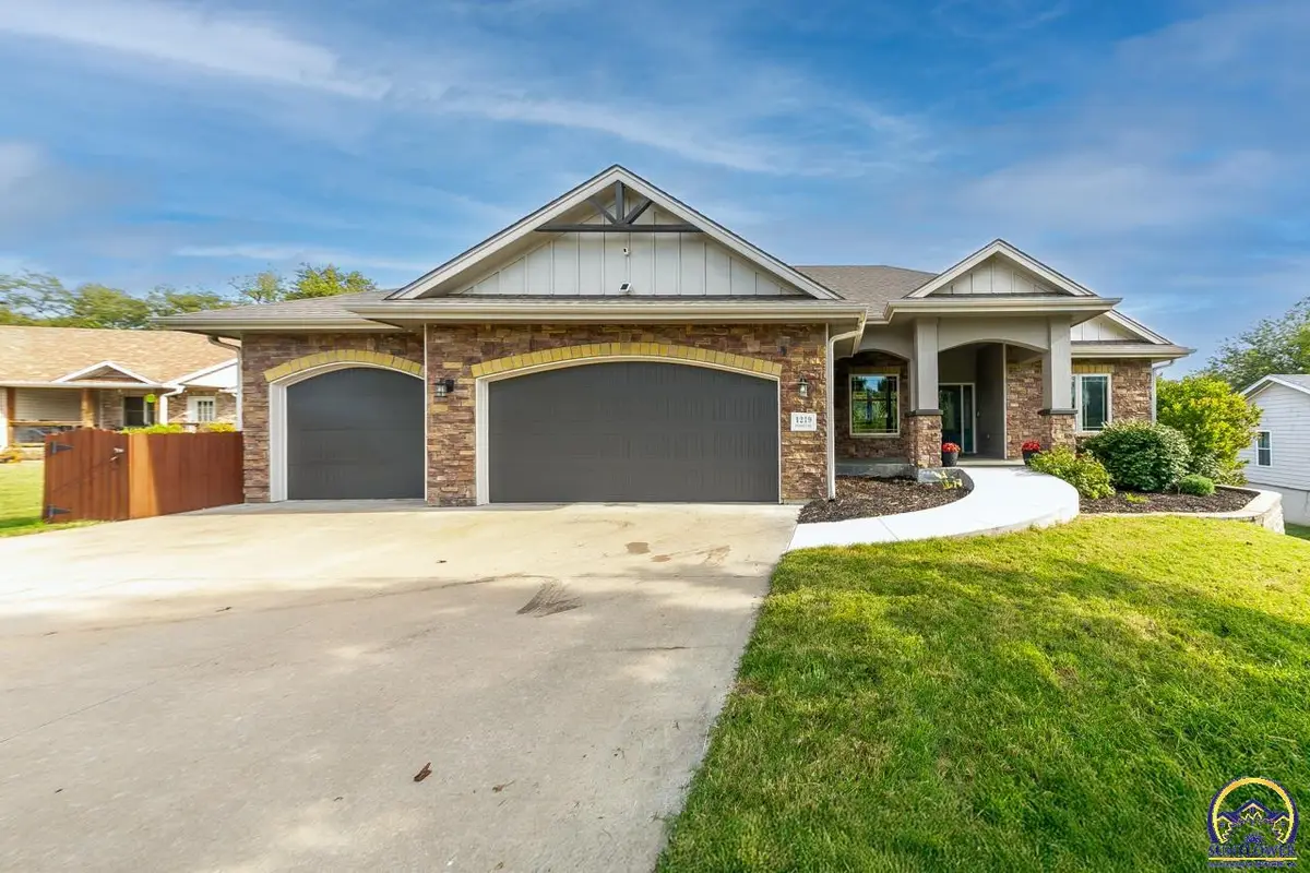 1219 N Pawnee Dr, Saint Marys, KS 66536 - #1