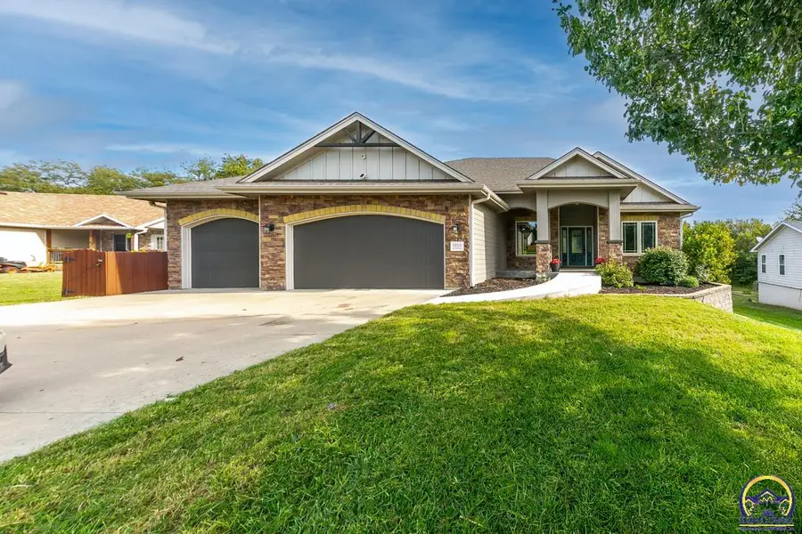 1219 N Pawnee Dr, Saint Marys, KS 66536 - #2