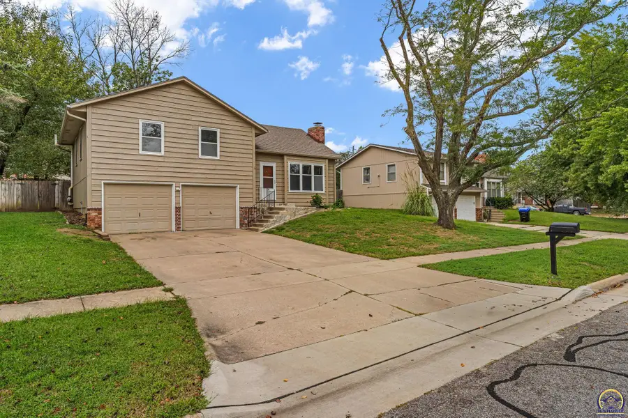 3537 SW Woodvalley Pl, Topeka, KS 66614 - #2