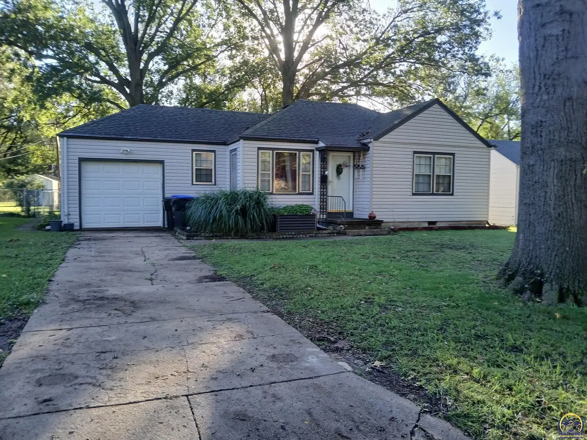 2150 SW Plass Ave, Topeka, KS 66611 - #1