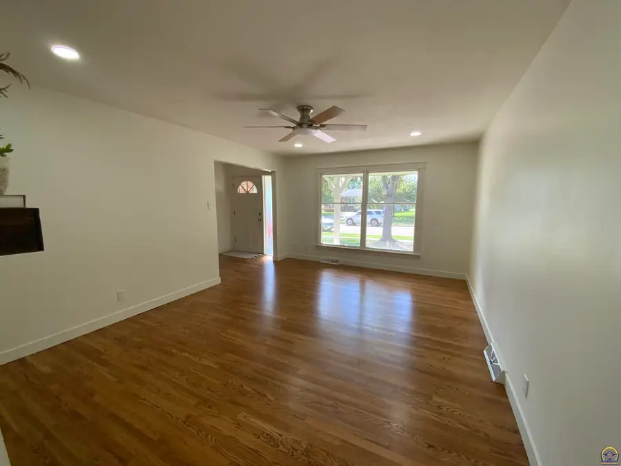 1956 SW Navajo Ln, Topeka, KS 66604 - #3