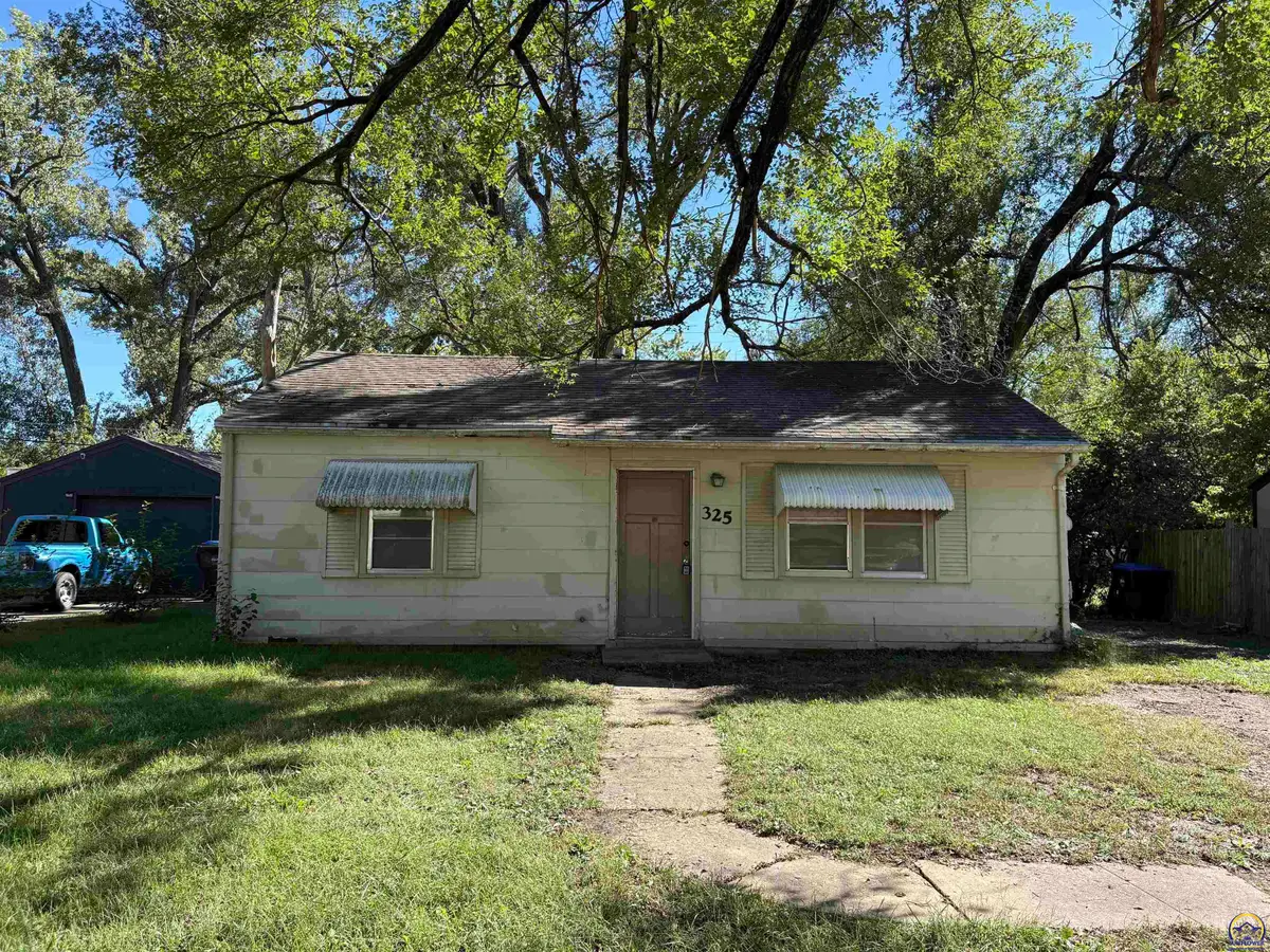 325 SE 36th St, Topeka, KS 66605 - #1