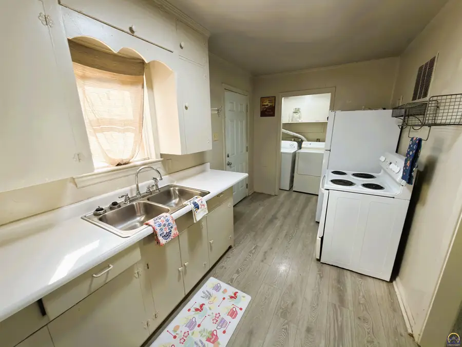 2046 SW Lincoln St, Topeka, KS 66604 - #2
