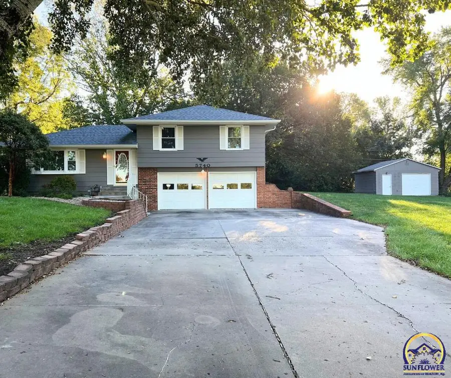 5740 SW Wanamaker Rd, Topeka, KS 66610-9402 - #2