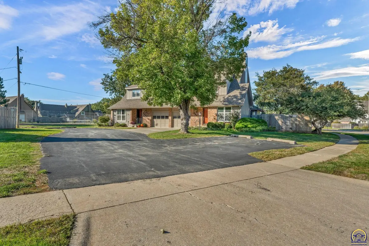 5606 SW Foxcroft South Cir, Topeka, KS 66614 - #1