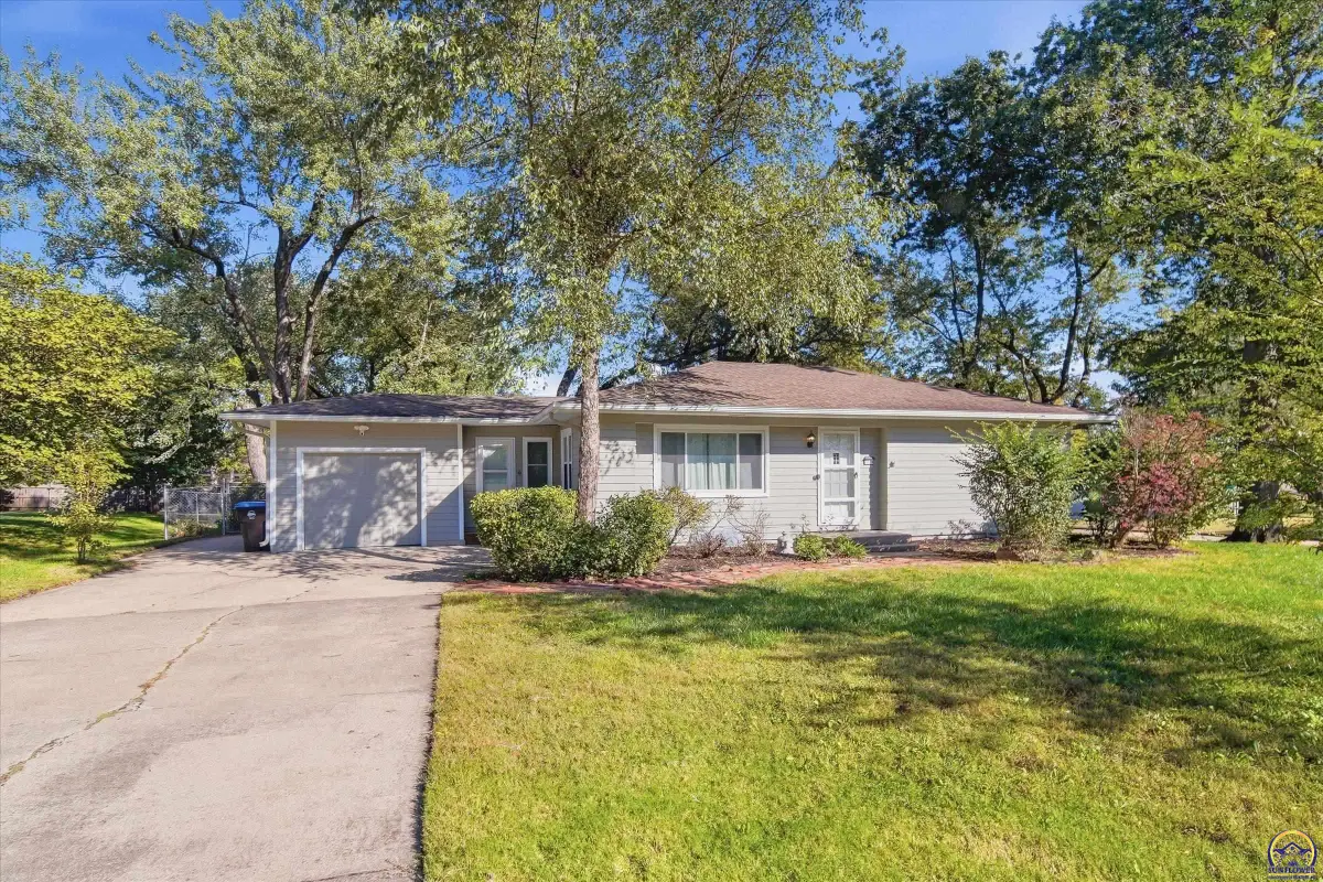 1034 SW Crest Dr, Topeka, KS 66606 - #1