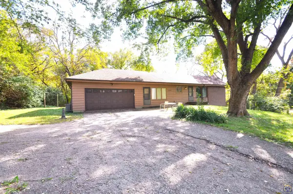 2693 Knoll Dr, Topeka, KS 66617