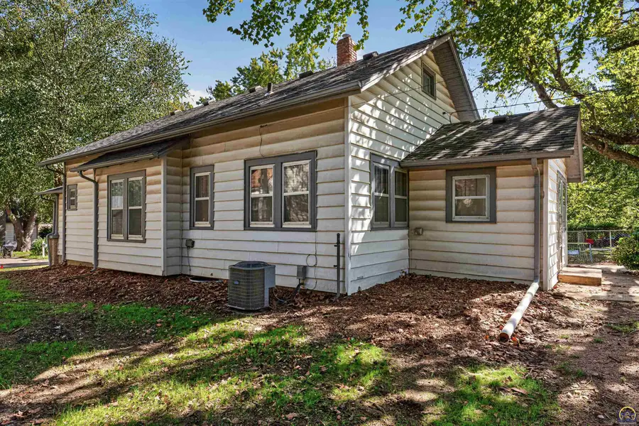 2215 SE Virginia Ave, Topeka, KS 66605 - #2