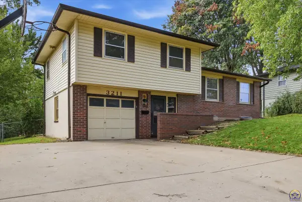3211 SW 32nd St, Topeka, KS 66614