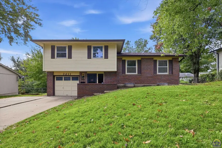 3211 SW 32nd St, Topeka, KS 66614 - #2