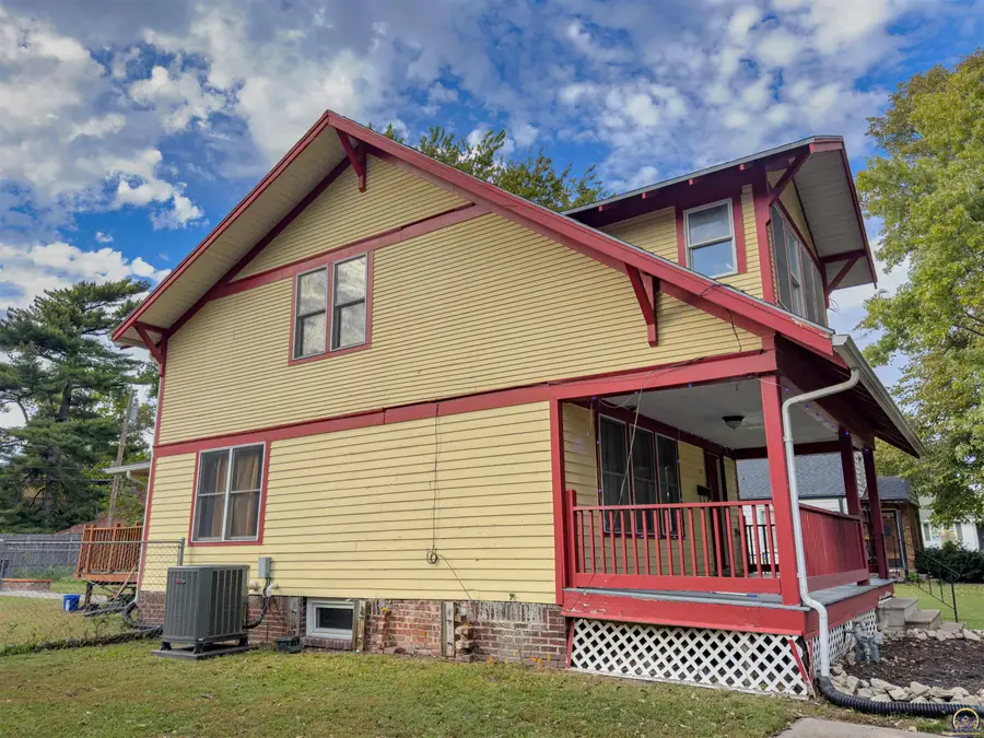 131 NW Broadmoor Ave, Topeka, KS 66606 - #2