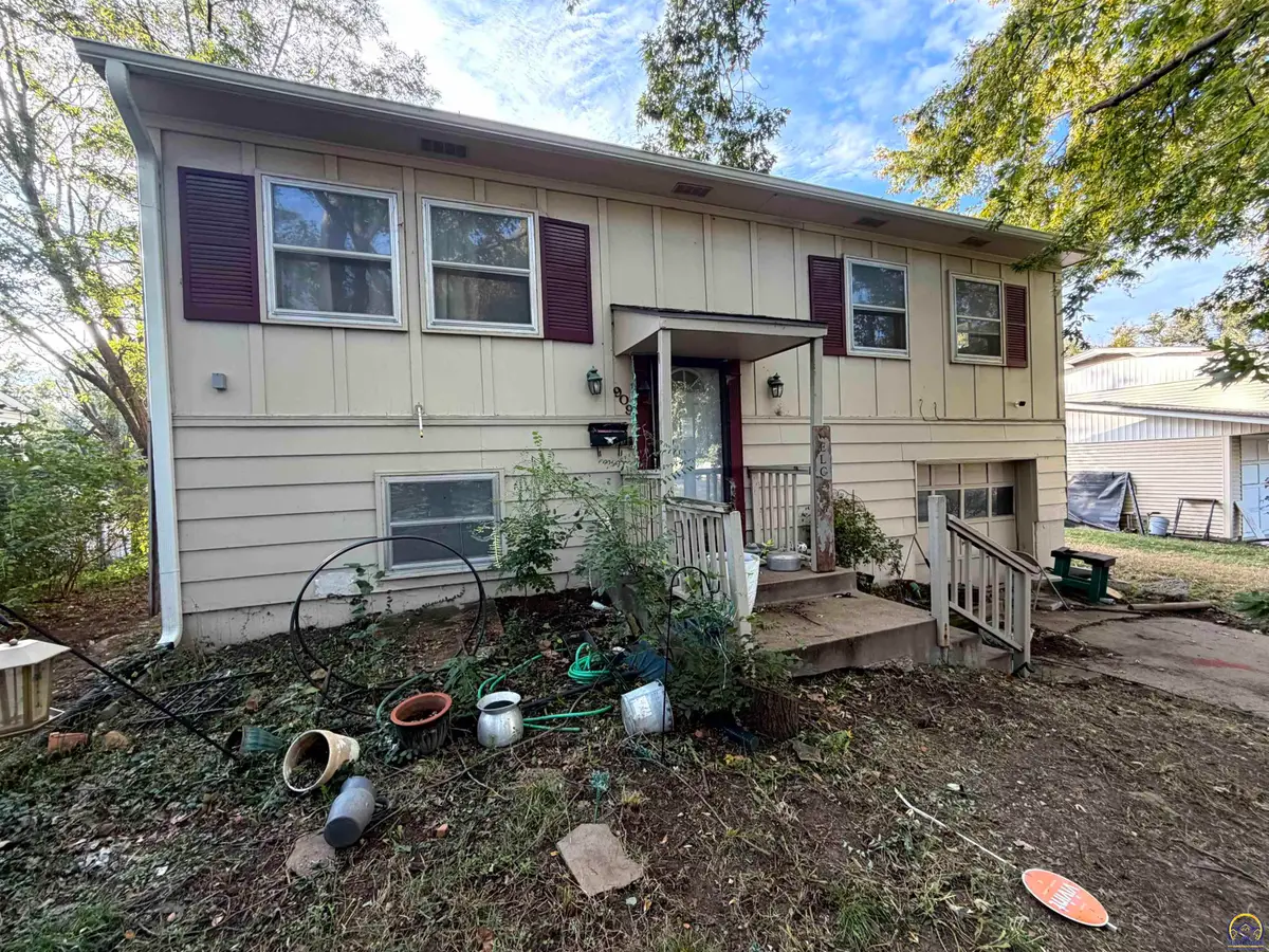 909 SE 35th Ter, Topeka, KS 66605 - #1
